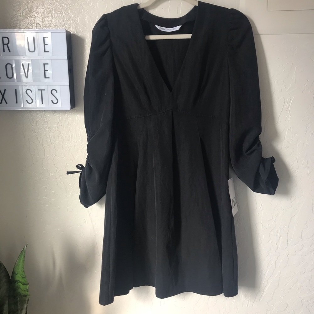 Black dress, little puff sleeve(adjustable)